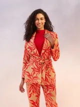 Blazer color crema de manga larga, con solapas amplias y cinturón para ajustar a la cintura.