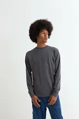 Remera de manga larga, color negro, con cuello redondo y corte recto.