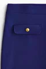 Pantalón acampanado de punto roma, color azul, con elástico oculto en la cintura y solapas de bolsillo decorativas con botón dorado en el frente.
