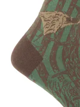 Medias de largo medio marca RKF, color verde con estampado de patos y árboles en tonos marrones. Confeccionadas en fibra de bambú con puntera y talón reforzados en color marrón.