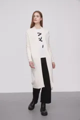 Saco largo abierto de viscosa, con mangas largas y diseño holgado.