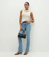 Pantalón bootcut de tiro alto confeccionado en jean de algodón con elastano. Presenta trabillas en la cintura, cierre frontal con botón, bolsillos clásicos con bolsillo reloj y bajo acampanado.