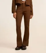 Pantalón boot cut de cintura alta color marrón, confeccionado en sarga de algodón acanalada con elastano.