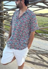 Camisa de manga corta con cuello clásico y estampado geométrico multicolor.