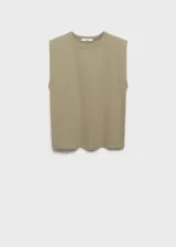 Camiseta sin mangas color tostado, con hombreras estructuradas y cuello redondo acanalado.