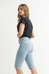 Pantalón capri de denim celeste, de corte recto y tiro medio.