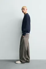 Sudadera azul marino de algodón, corte relajado (relaxed fit) con cuello redondo y manga larga. Presenta un estampado frontal en blanco con un caballo en movimiento rodeado por una cuerda y el texto "Bold Spirit".