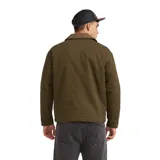 Campera de gabardina color verde oliva, con cuello camisero en tono marrón, cierre frontal completo y bolsillos laterales. Presenta un pequeño logo bordado en el pecho.