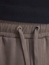 Pantalón tipo jogger color azul marino, con cintura elástica ajustable mediante cordón y puños elásticos en los tobillos.