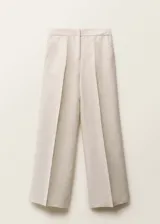Pantalon de vestir de tiro medio con diseño recto y largo, confeccionado en lino. Cuenta con cierre delantero de botón, gancho y cremallera ocultos, y dos bolsillos laterales.