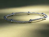 Pulsera elástica de cuentas de 2 y 4 mm en oro laminado 14 kilates.