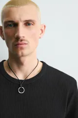 Camiseta de punto con textura acanalada, corte slim fit, cuello redondo y manga corta. Confeccionada en mezcla de algodón con elasticidad y acabado con efecto lavado.