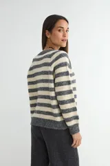 Saco tejido de punto con diseño a rayas horizontales en gris y beige, cuello redondo, cierre frontal con botones y mangas largas.