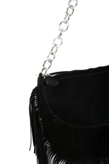 Bandolera marrón de gamuza con flecos y cadena plateada.