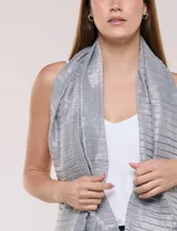 Pashmina gris metalizada de caída fluida, con hilos que crean un patrón de líneas horizontales y flecos finos en los extremos.