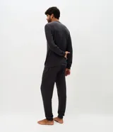 Pijama largo masculino Viko de punto texturizado, compuesto por una remera de manga larga con cuello redondo y un pantalón largo con cintura elástica. Confeccionado en mezcla de poliéster, viscosa y elastano.