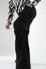 Pantalón cargo negro de corte recto y estilo urbano, con bolsillos laterales y tobillos ajustables.