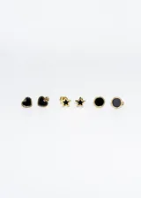 Set de tres pares de caravanas en acero quirúrgico dorado: un par con forma de corazón negro, un par con forma de estrella negra y un par con forma de círculo negro.