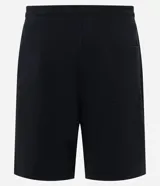 Bermuda masculina de corte slim, confeccionada en tejido de algodón con felpa. Presenta cintura elástica con cordón ajustable, bolsillos laterales y una pequeña etiqueta aplicada en el ruedo.