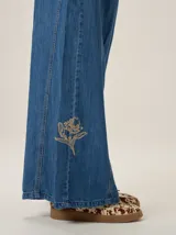 Pantalon de corte ancho y holgado, confeccionado en mezcla de algodón y lyocell. Presenta un diseño fluido con costuras verticales decorativas y bordado sutil en la pierna.