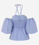 Blusa de tricolina color celeste, con diseño hombro a hombro, escote halter, fruncido en el pecho con lazo ajustable, y mangas abullonadas cortas.