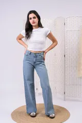 Crop top amarillo de algodón elastizado, al cuerpo, con mangas cortas y cuello redondo.