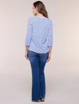 Remera semi entallada de algodón con elastano, con estampado de rayas horizontales blancas y rosadas, escote bote y mangas tres cuartos de corte raglán.