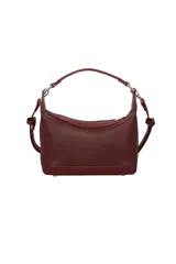 Cartera tipo morral y bandolera de cuero sintético en color camel, con cierre superior, asa corta de mano y detalles metálicos plateados.
