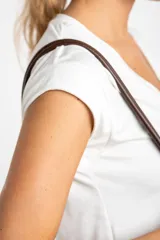 Remera negra de manga corta con escote en V y calce al cuerpo.