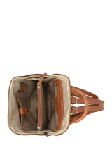 Mochila Hush Puppies modelo Laerke, combinada en cuero sintético liso y gamuza color caramelo. Cuenta con un compartimento principal con cierre, un bolsillo frontal con solapa y hebilla decorativa, y asa superior.