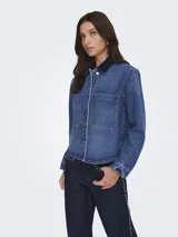 Campera de denim de manga larga, con cuello clásico, cierre frontal con botones y dos bolsillos delanteros con solapa.