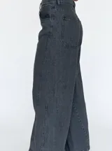 Jean balloon de corte ancho, color gris oscuro, con tiro medio y diseño holgado en las piernas.