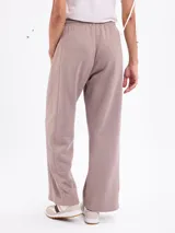 Pantalon de felpa negro de corte recto y holgado, con cintura elástica y cordón ajustable.