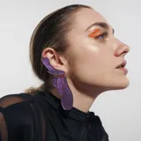 Aro trepador asimétrico de acero quirúrgico color plateado.