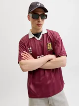 Camiseta de estilo deportivo con cuello polo en color blanco y cuerpo en color bordó con diseño de rayas verticales sutiles. Presenta estampados frontales con la inscripción 'FIFA WORLD CUP' y 'CAN MEX USA', junto con un parche conmemorativo de la FIFA.