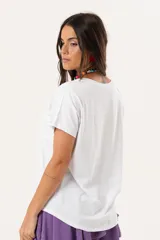 Remera blanca de algodón y elastano, con cuello redondo y mangas cortas. Estampado frontal con cerezas y texto en dorado.