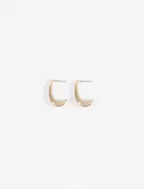 Aros tipo caravanas con diseño curvo en forma de media luna, acabado en tono dorado.