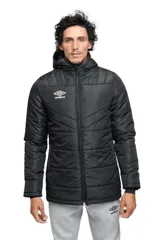 Camperón parka acolchado Umbro de color azul marino, con capucha, cierre frontal completo y logo de la marca bordado en el pecho.
