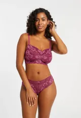 Bralette de encaje floral color borgoña, marca Montelle. Sin aro ni relleno, con forro interno de microtul elastizado. Breteles regulables y cierre trasero de tres posiciones.