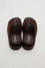 Sandalias de gamuza marrón, diseño abierto con tira ancha en el empeine y suela plana de goma.