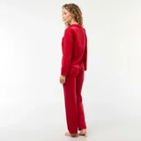 Pijama de dos piezas confeccionado en satén color rojo. Incluye una camisa de manga larga con cuello solapa y cierre frontal de botones, y un pantalón largo de corte recto con cintura elástica.