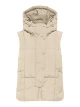 Chaleco puffer acolchado color beige, con capucha ajustable, cierre frontal combinado de cremallera y botones a presión, y diseño sin mangas.