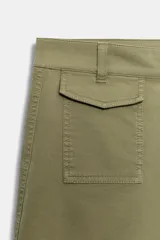 Pantalón culotte de tiro alto en color verde militar. Presenta bolsillos frontales de plastrón con solapa, cierre frontal con cremallera y botón, y diseño de pierna ancha con dobladillo marcado.