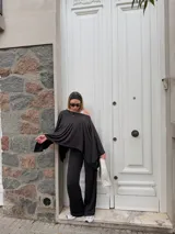 Pantalón de lanilla color negro, de corte recto y tiro alto, con diseño holgado y fluido.