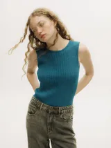 Body azul de tejido acanalado con cuello a la base y espalda baja y abierta. Cierre inferior con botones a presión.