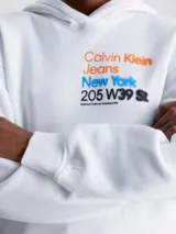 Buzo blanco de corte cropped, con capucha y mangas largas. Estampado frontal con el logo de Calvin Klein Jeans y la frase "New York 205 W39 St" en colores naranja, azul y negro.