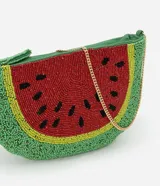 Cartera hobo con forma de sandía, confeccionada en abalorios de colores rojo, verde, amarillo y negro. Tiene asa transversal de cadena dorada y cierre de cremallera.