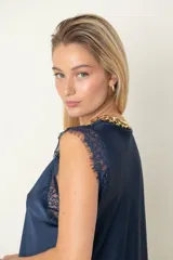 Blusa italiana color borgoña de satén de seda con escote en V y hombros de encaje.