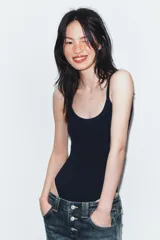 Body de cuello cuadrado con tirantes finos, confeccionado en tejido elástico con cierre inferior mediante botones a presión.