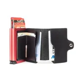 Billetera tipo tarjetero automático marca Baleine, con exterior de cuero sintético negro y estructura interna de aluminio color rojo. Cuenta con cierre de broche a presión.